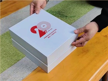林業科技大學20周年紀念品定制：白色禮盒與實用禮品的完美結合