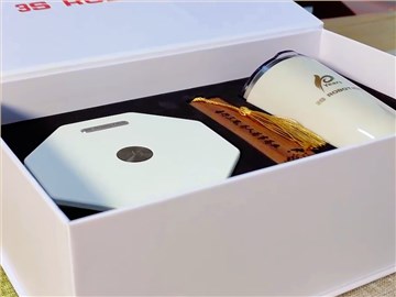 10周年慶禮品定制：白色禮盒與文創藝術的精致邂逅