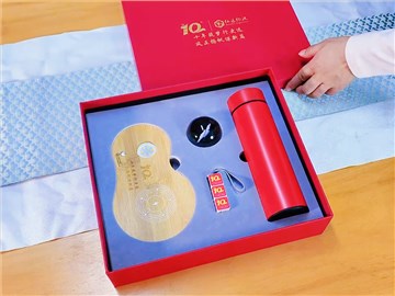 仁達物流定制周年紀念品：紅色禮盒，實用與創意的完美結合
