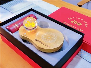 民生銀行定制周年紀(jì)念禮品：紅色禮盒，傳承與實(shí)用的象征