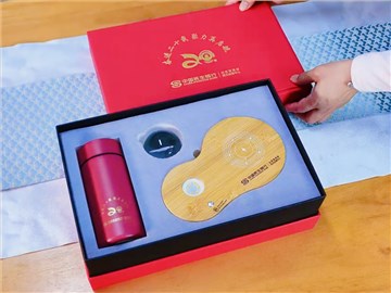 民生銀行定制周年紀(jì)念禮品：紅色禮盒，傳承與實(shí)用的象征
