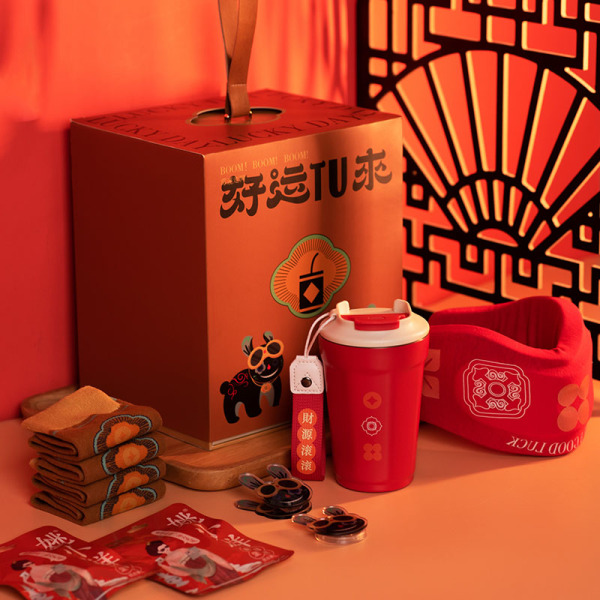 2023年新年好運連連創意手提禮盒 年獸便簽夾+年獸手機支架+辦公護頸枕+姚小鮮堅果7小包+定制款316咖啡杯+襪子2雙組合套裝 新年伴手禮