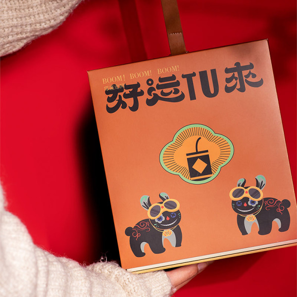 2023年新年好運連連創意手提禮盒 年獸便簽夾+年獸手機支架+辦公護頸枕+姚小鮮堅果7小包+定制款316咖啡杯+襪子2雙組合套裝 新年伴手禮1