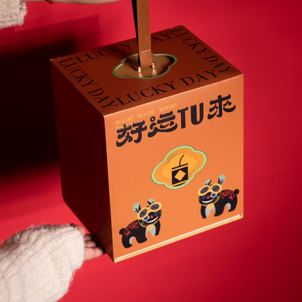 2023年新年好運連連創意手提禮盒 年獸便簽夾+年獸手機支架+辦公護頸枕+姚小鮮堅果7小包+定制款316咖啡杯+襪子2雙組合套裝 新年伴手禮3