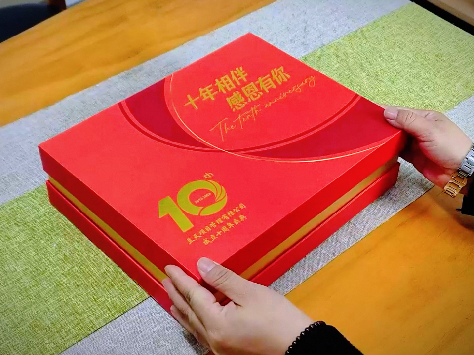 蘭天項目管理公司10周年慶禮品：橙色定制禮盒與文創禮品的完美融合