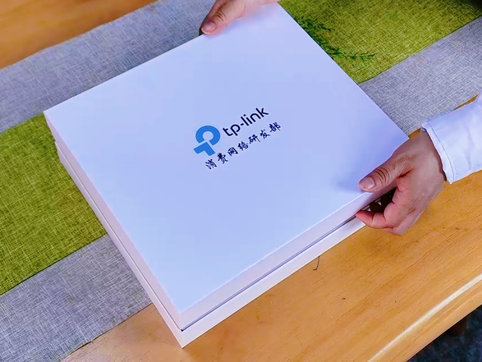 網(wǎng)絡(luò)通訊企業(yè)員工禮品，這份定制禮盒展現(xiàn)企業(yè)文化與關(guān)懷